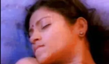 ব্লজব সুন্দরি সেক্সি মহিলার আন্ত জাতিগত ছোট বোনের সাথে চুদাচুদি স্বর্ণকেশী